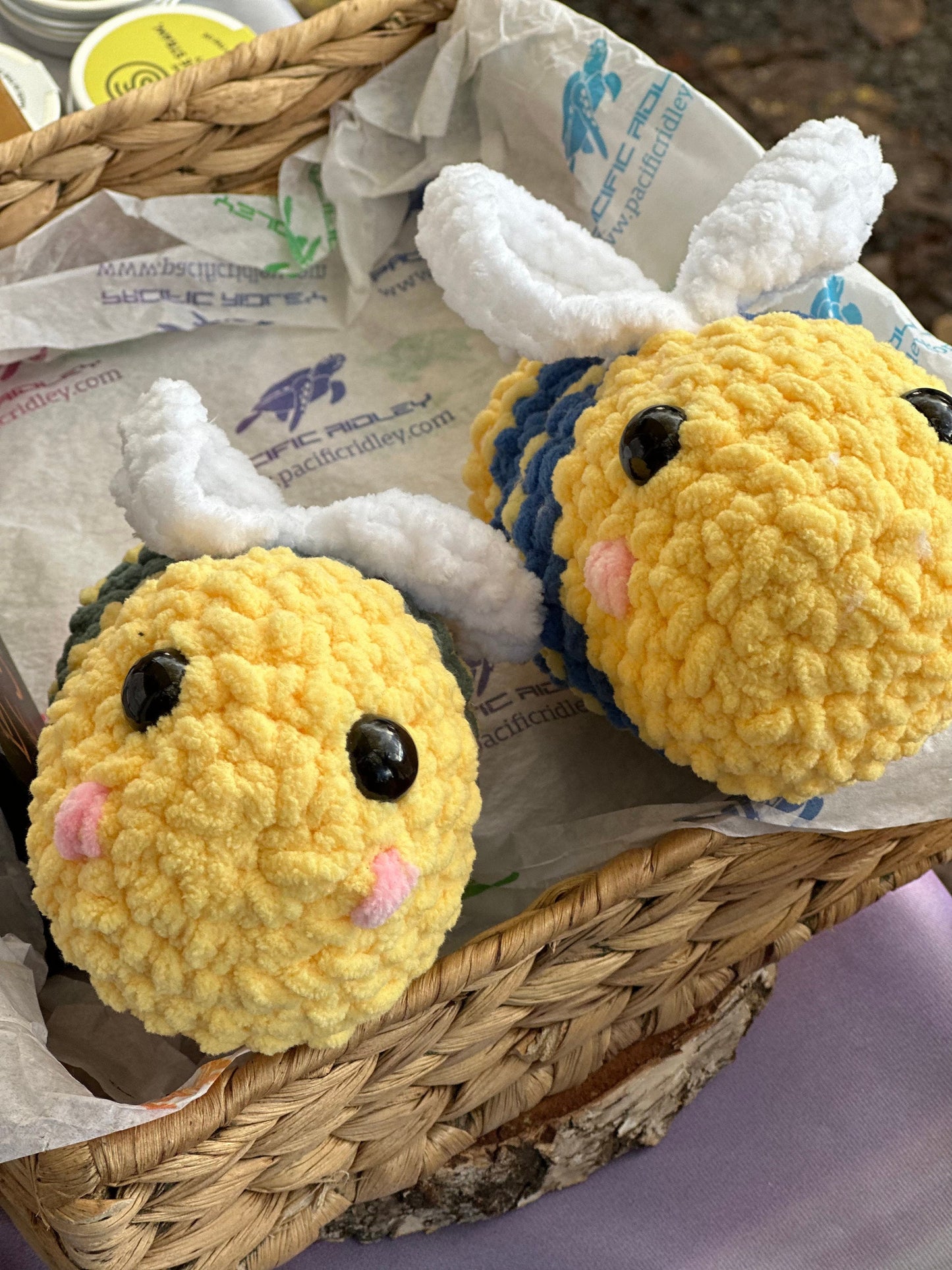 Crochet Chenile Bees. Crochet cotton Bee keychains, gifts, can be attached to bags, cuddly, stocking filler, friendship, amigurami, comfort